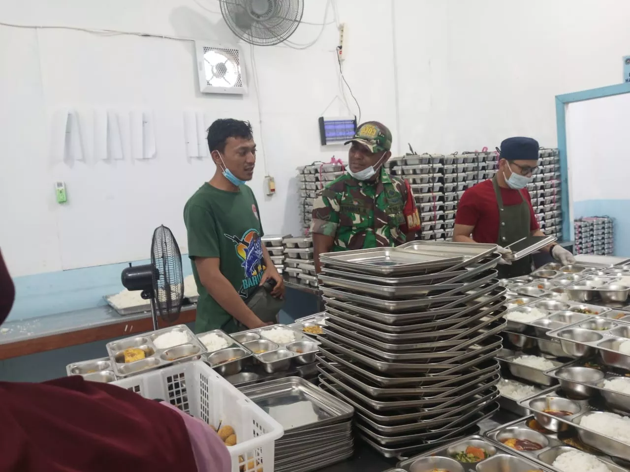 Makan Sehat Bergizi Menjangkau 20 Sekolah di Merbau, Babinsa Kawal Pelaksanaannya