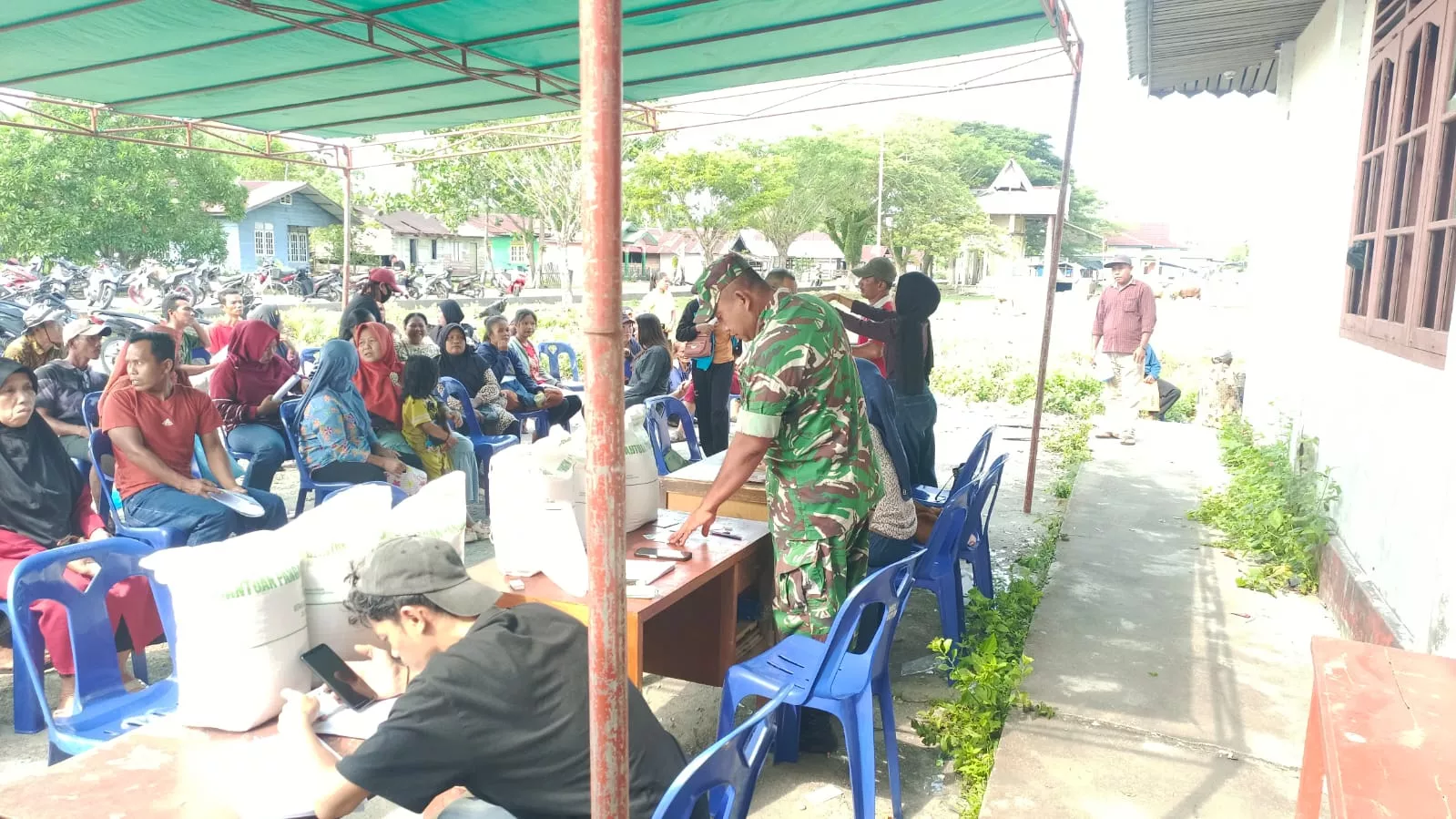 Babinsa Merbau Ajak Warga Kampung Pancasila Teluk Belitung Jaga Persatuan