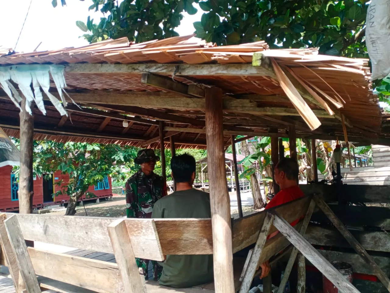 Komsos di Kampung Pancasila, Babinsa Perkuat Persatuan Warga Teluk Belitung