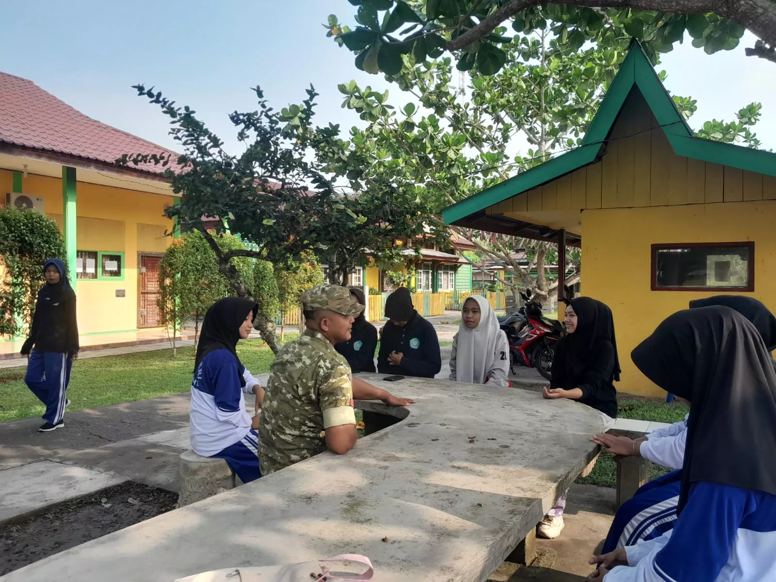 Jaga Kekompakan dan Persatuan Warga, Babinsa Koramil 06/Merbau Kunjungi Kampung Pancasila