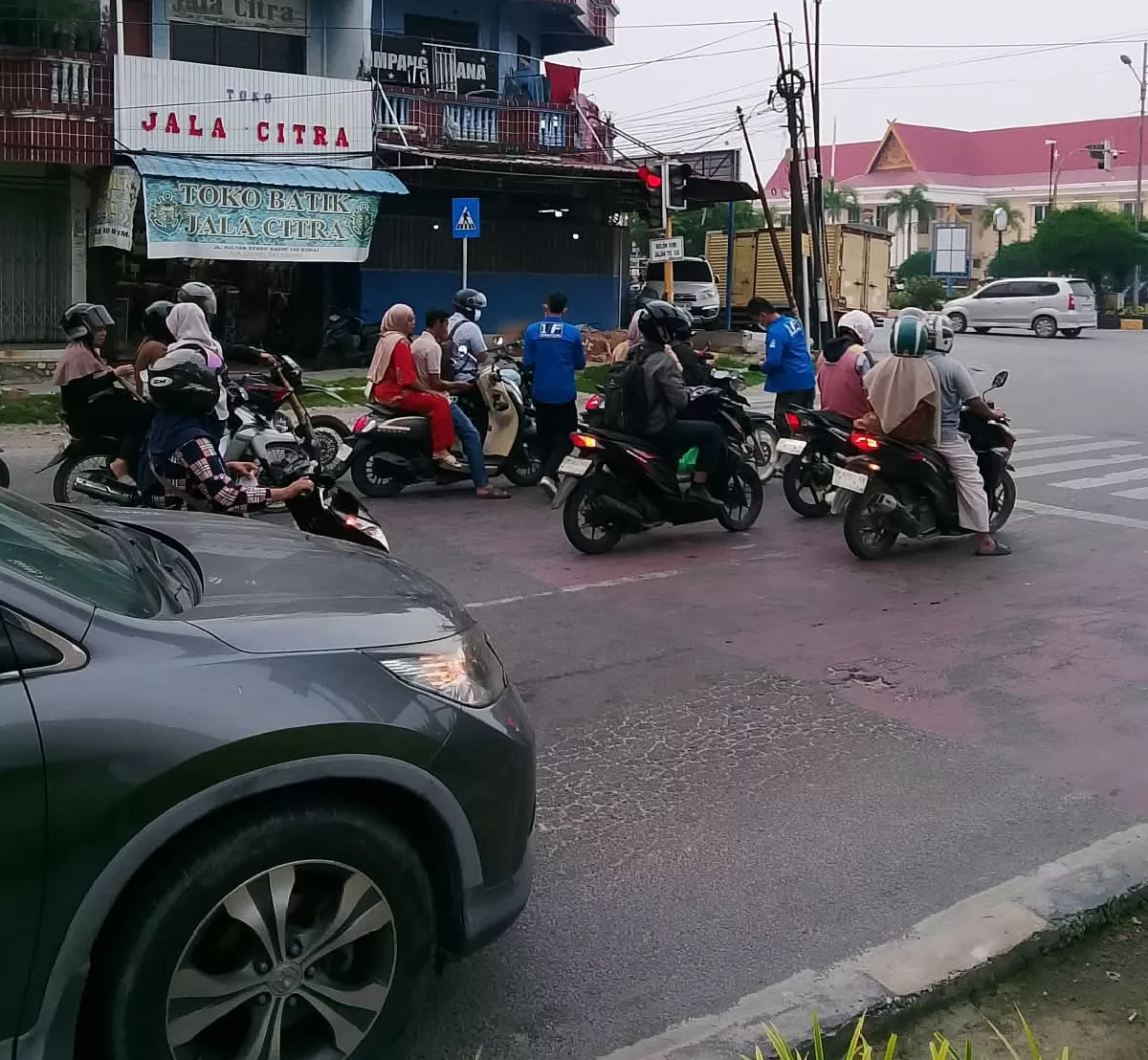 Bantu Warga Terdampak Asap Karhutla, Hasrizal Imbau Lansia dan Anak-Anak Kurangi Aktivitas Luar Rumah