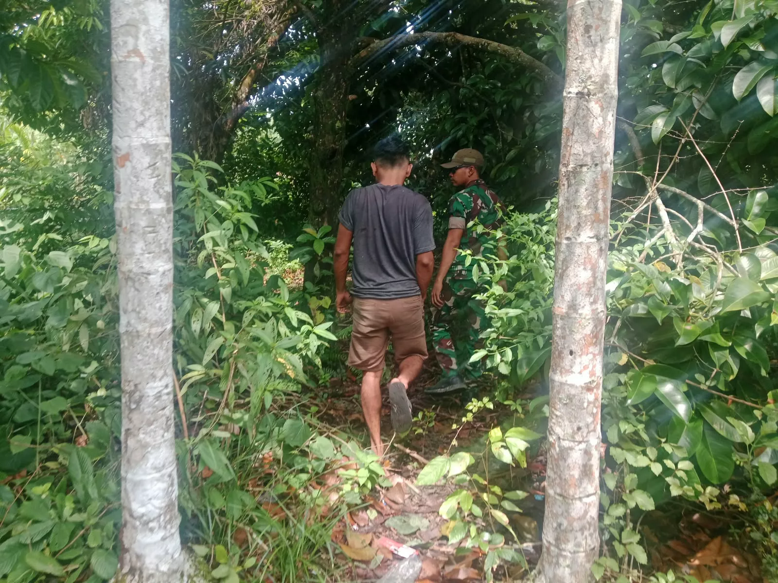 Gelar Patroli di Desa Lukit, Babinsa Meranti Pastikan Kawasan Gambut Aman dari Ancaman Karhutla