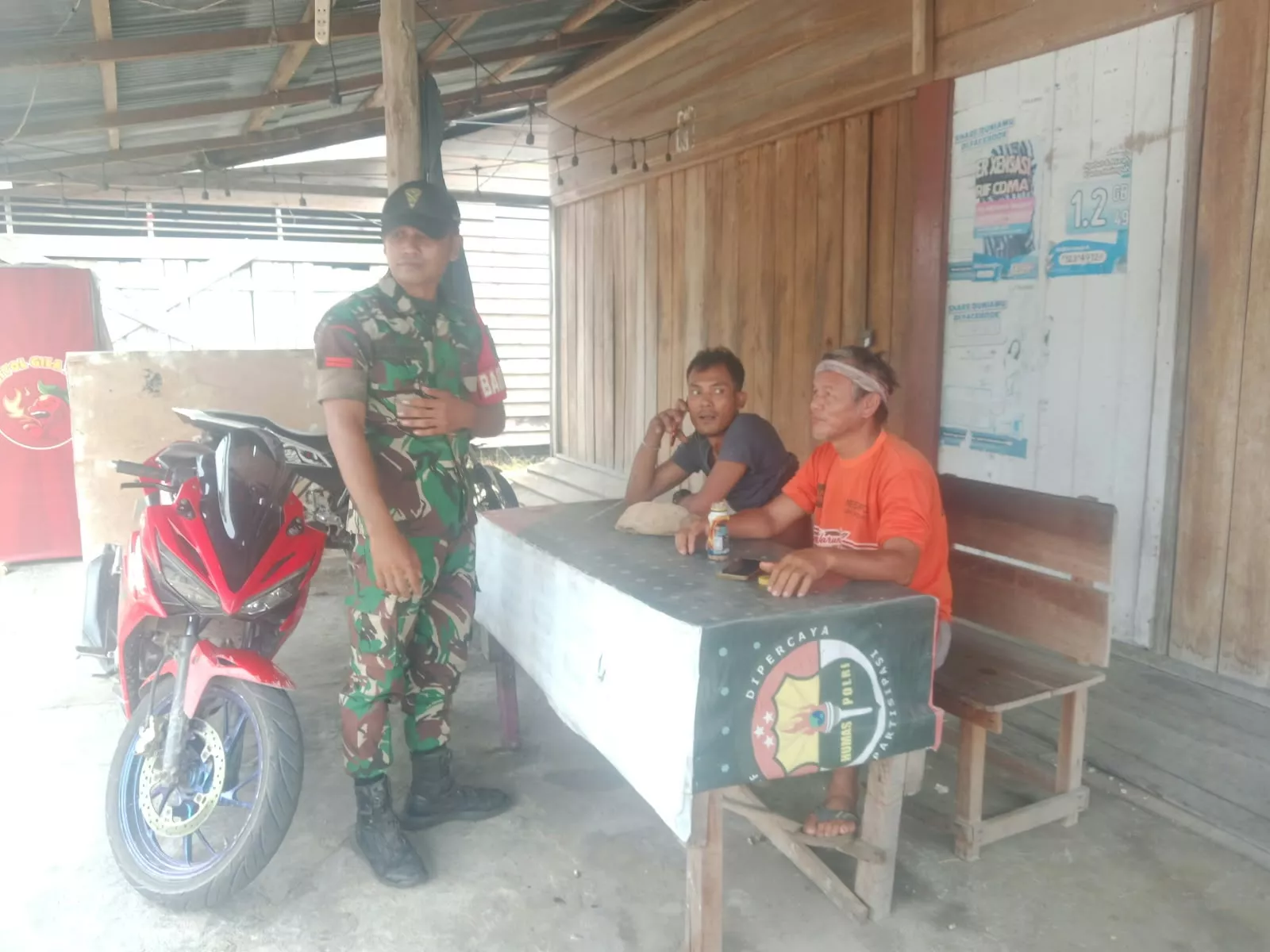 Perkuat Silaturahmi di Binaan, Babinsa Koramil 06/Merbau Gelar Komsos Bersama Warga Teluk Belitung