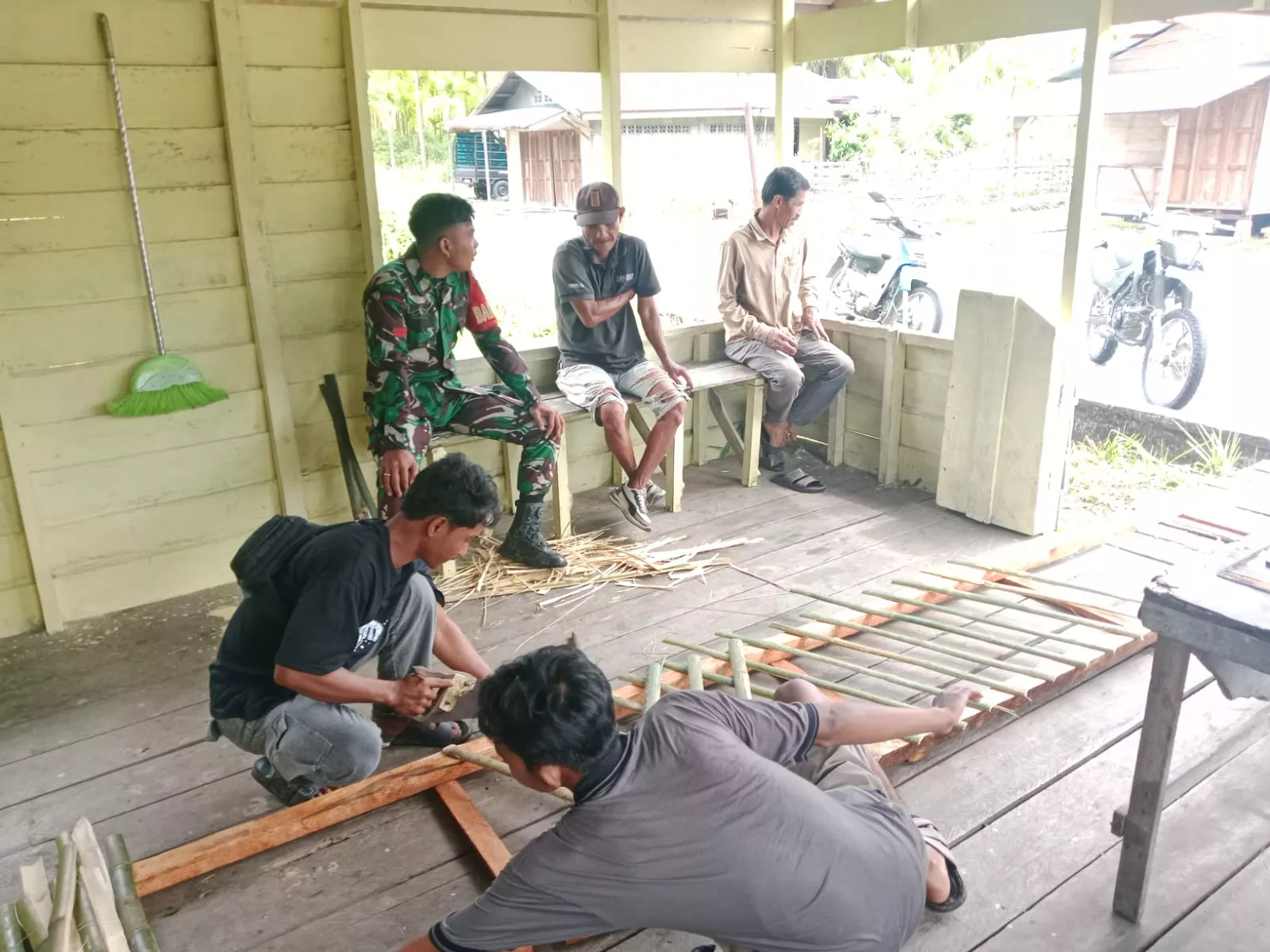 Babinsa Pratu Hasibuan Turun ke Kampung Pancasila Teluk Belitung, Persatuan Warga Jadi Sorotan