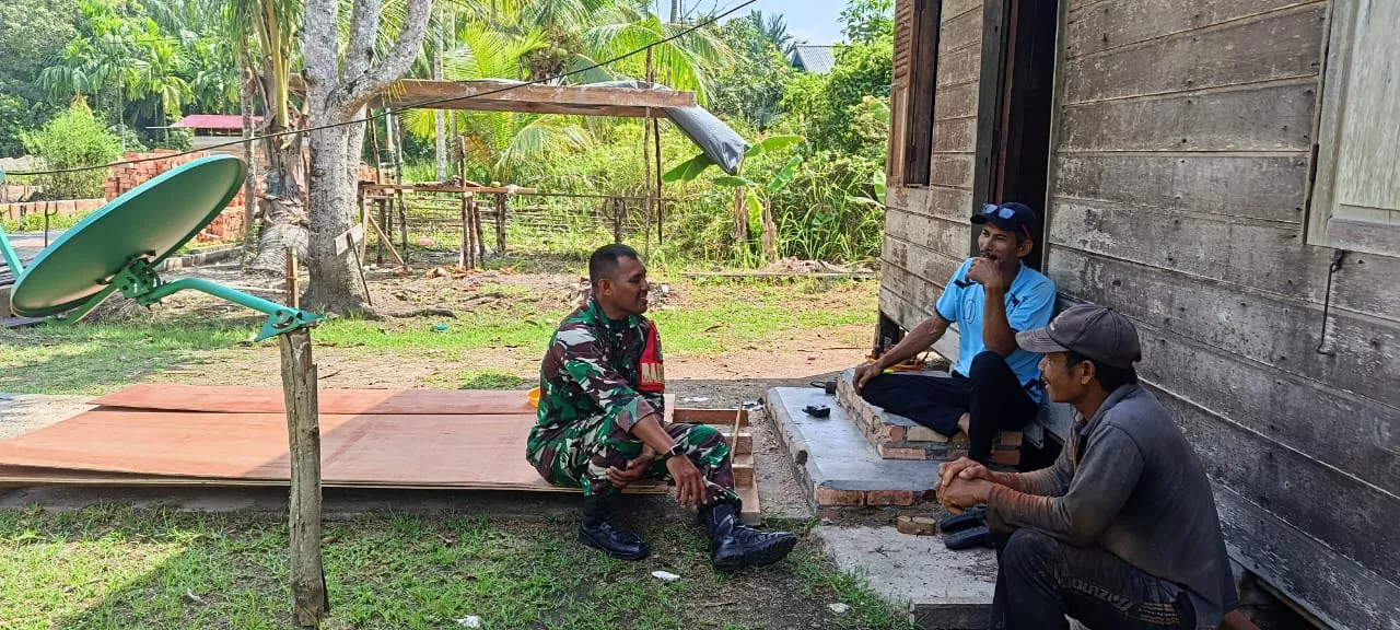 Babinsa Koramil 06/Merbau Gelar Komsos di Kampung Pancasila Perkuat Kebersamaan Warga