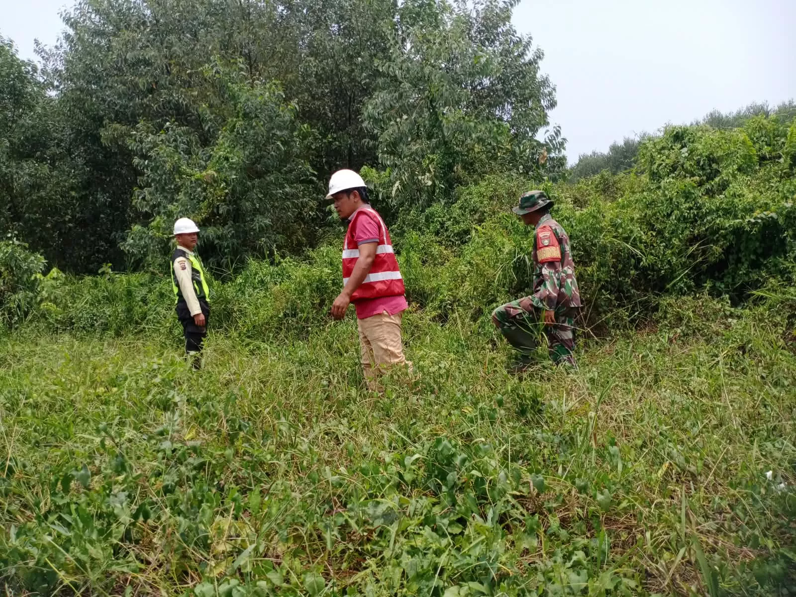 Patroli Karhutla di Lukit, Babinsa Cek Embung dan Kanal Sekaligus Edukasi Warga Serta Sampaikan Pesan Selamat