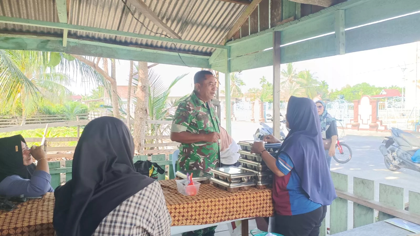 Babinsa Koramil 06/Merbau Komsos di Kampung Pancasila Perkuat Persatuan Warga
