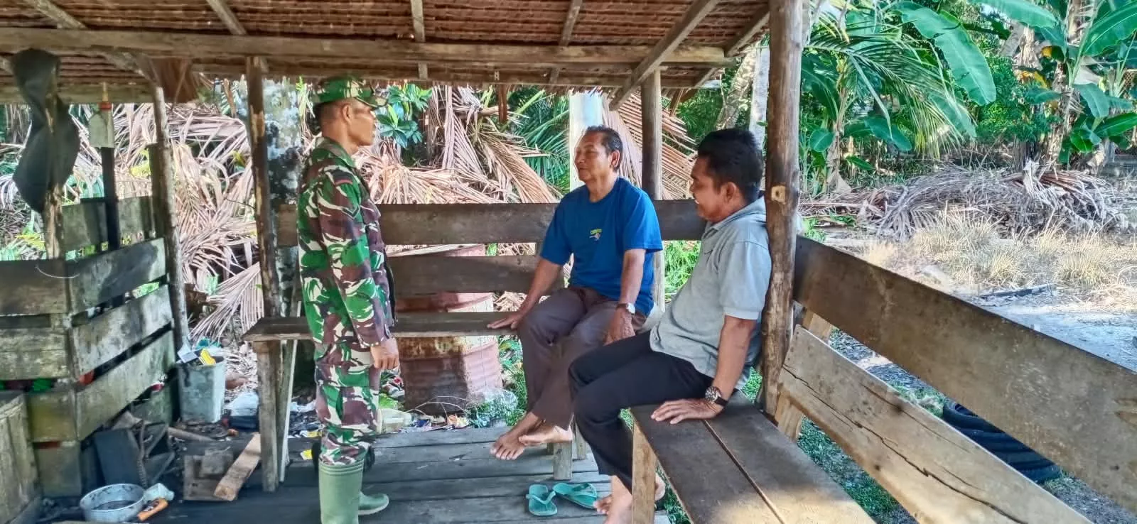 Babinsa Merbau Perkuat Persatuan Lewat Komsos di Kampung Pancasila