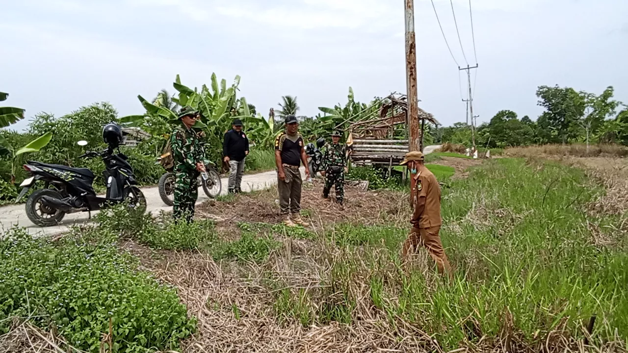 Tim TNI Pantau Kanal dan Embung Cegah Karhutla di Kepulauan Meranti