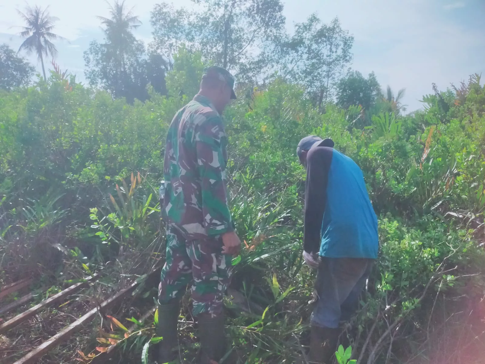 Cegah Karhutla Meluas, Babinsa Koramil 06/Merbau Cek Lahan Gambut dan Sumber Air