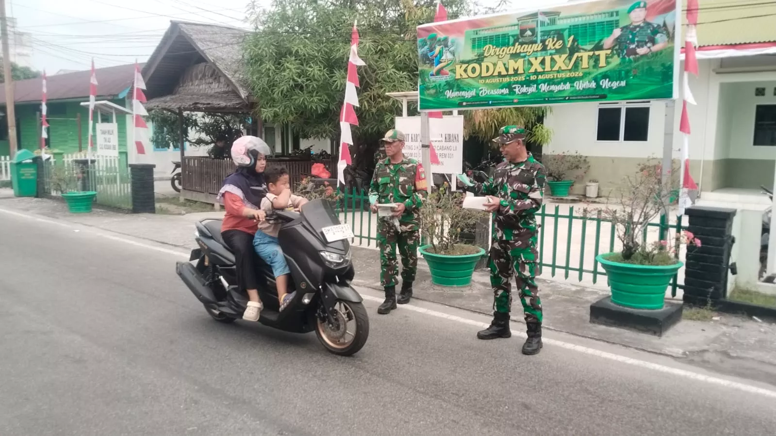 Mabes TNI Bagikan Masker kepada Warga Tebing Tinggi, Lindungi Masyarakat dari Paparan Asap