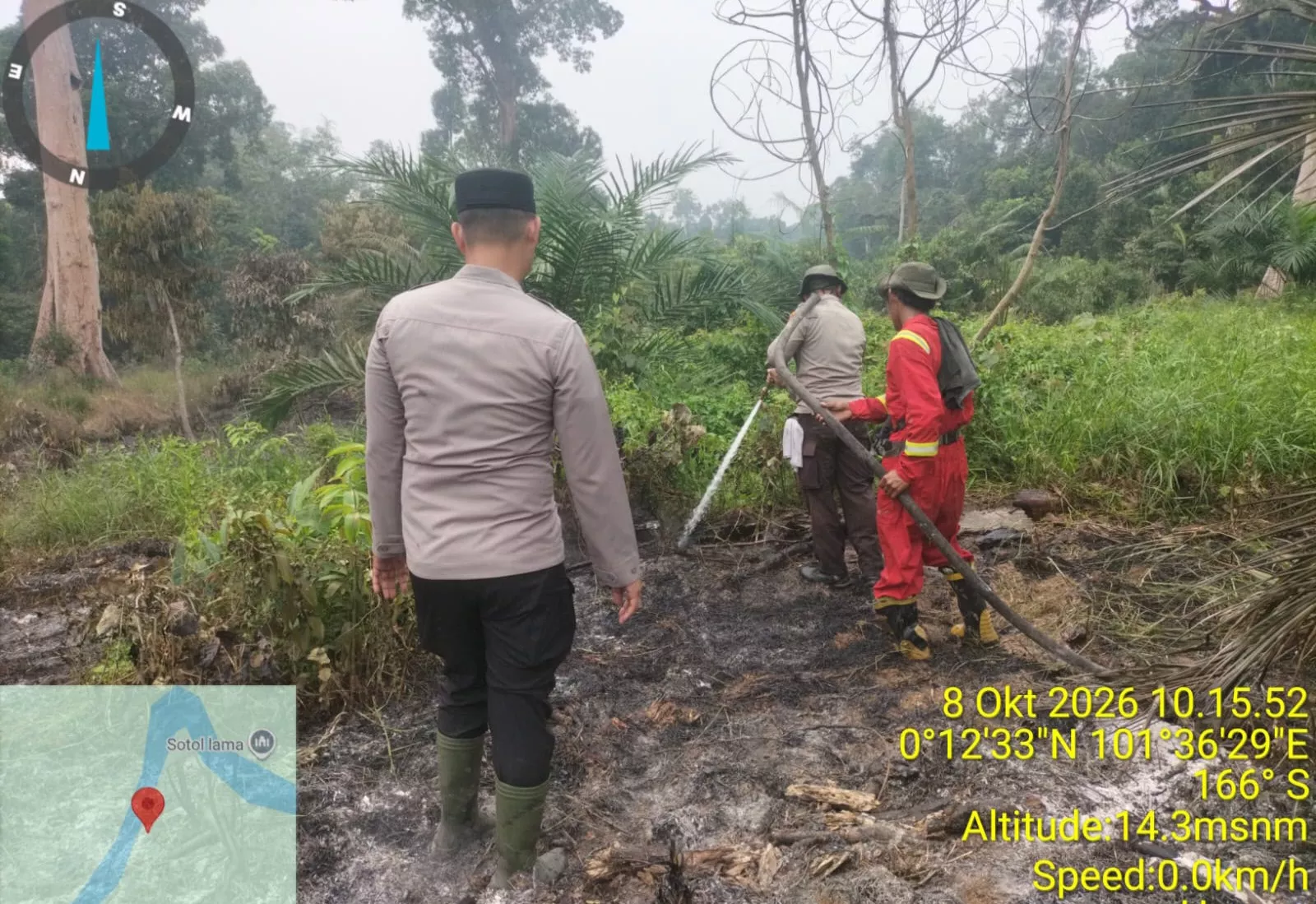 Tim RPK PT Agritasari Prima Bersama Polsek Langgam Padamkan Karhutla di Desa Sotol