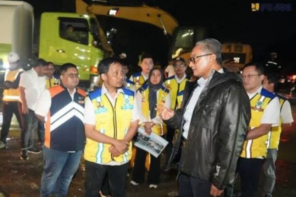 Datang Malam-Malam ke Solok, Menteri Dody Cek Langsung Penanganan Pascabanjir