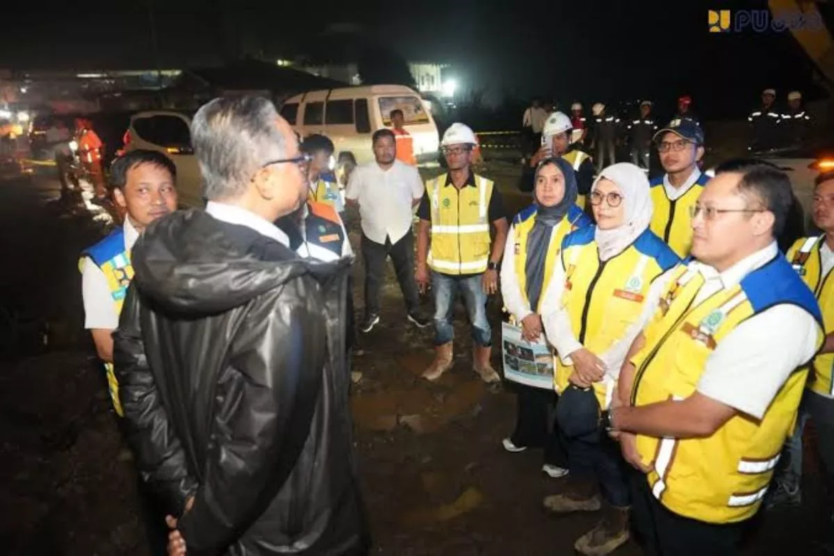 Datang Malam-Malam ke Solok, Menteri Dody Cek Langsung Penanganan Pascabanjir