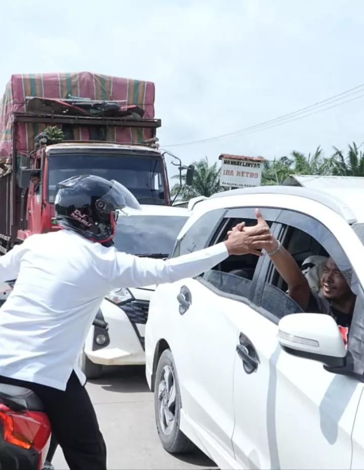 Bupati Tinjau Kemacetan di KM 83 Desa Kemang, Pekerjaan Jalan Dihentikan Sementara