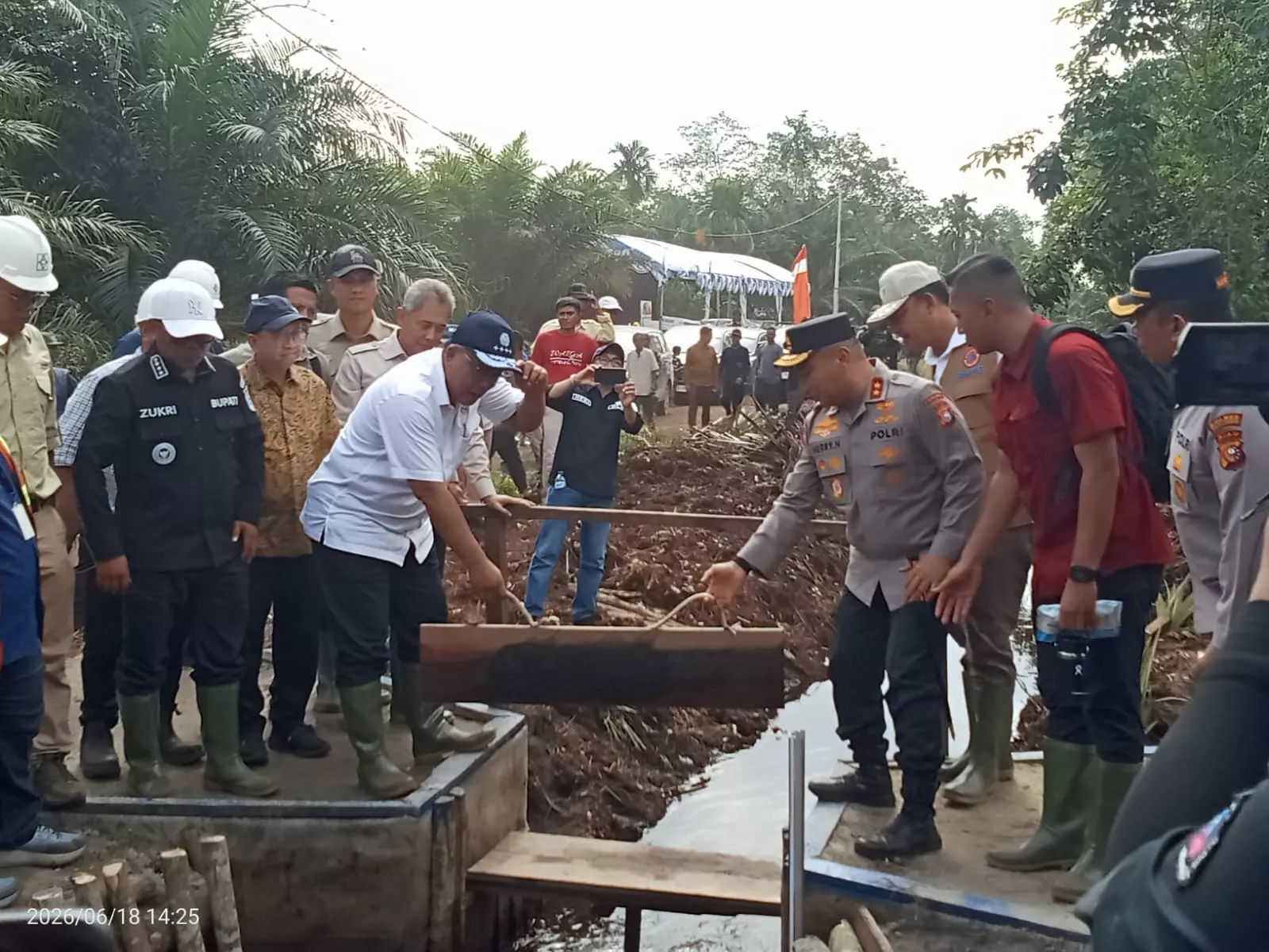 Bupati Pelalawan Dampingi Menteri Lingkungan Hidup Tinjau Pengendalian Karhutla Berbasis Pembasahan Lahan Gambut Di Desa Pulau Muda