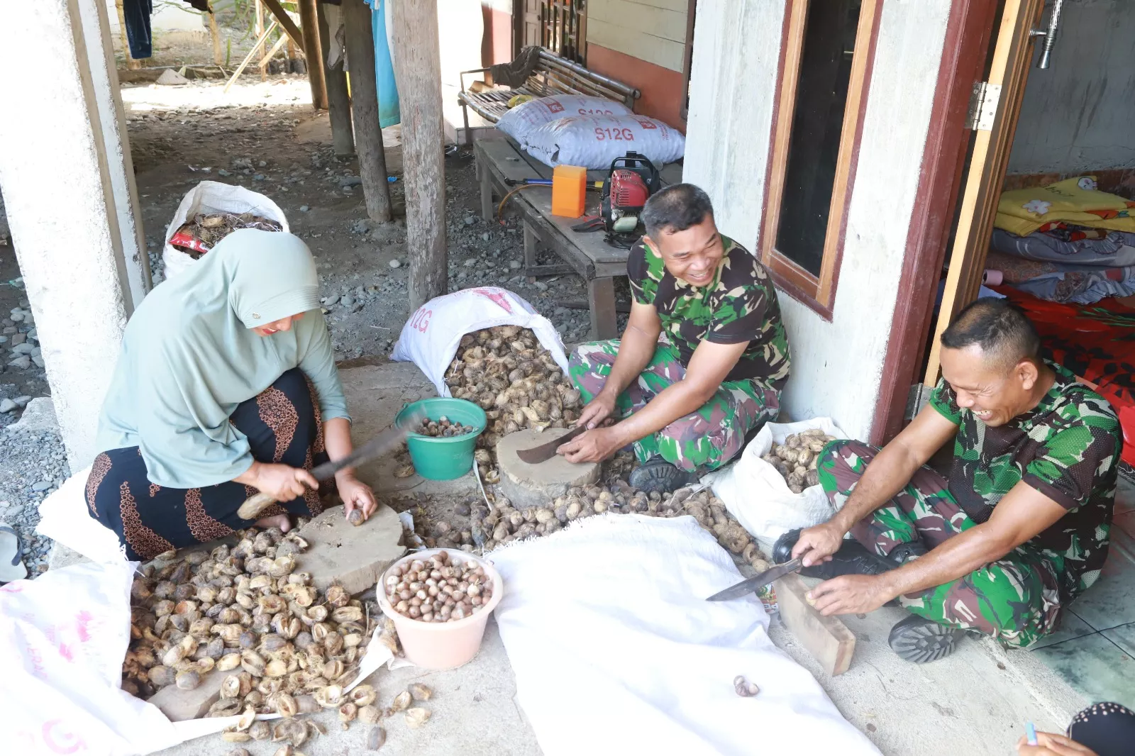 Tak Hanya Bangun Infrastruktur,  Satgas TMMD ke 129 Kodim 0102/Pidie Bantu Warga Kupas Pinang,Perkuat Kemanunggalan TNI dan Rakyat