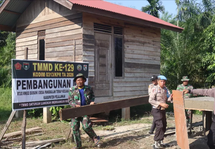 Wujudkan Lingkungan Sehat, Sinergi Tni/Polri di TMMD Ke 129 Pacu Pembangunan MCK di Desa Pangkalan Terap
