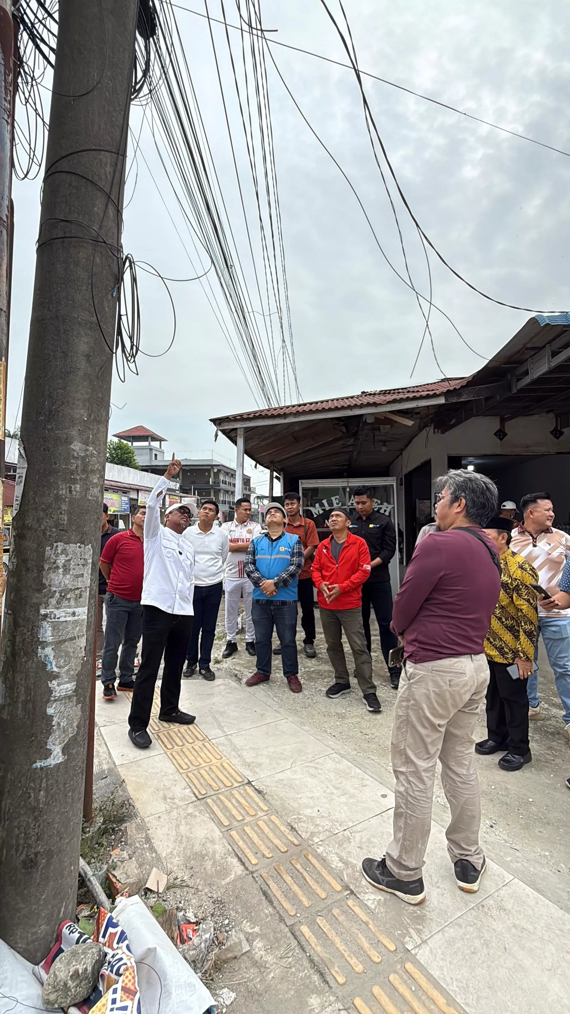 Respon Keluhan Warga, Bupati Zukri Ultimatum Provider: Rapikan Kabel Internet atau Siap Ditertibkan