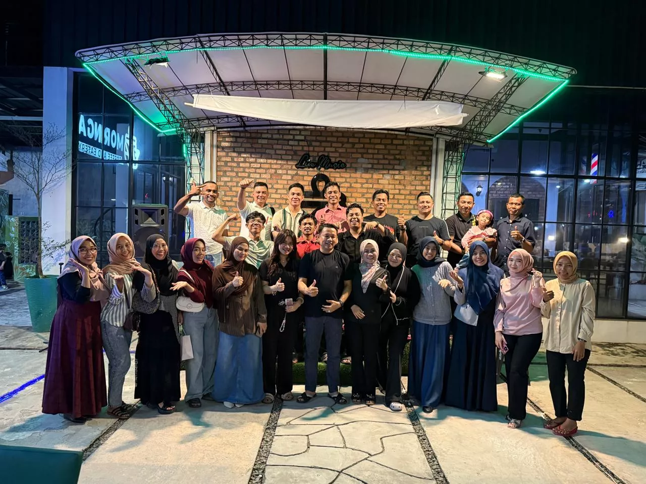 Penuh Keakraban, Husni Tamrin dan Bunda Rohani Beri Kejutan Spesial untuk Tim HT Hebat yang Berulang Tahun