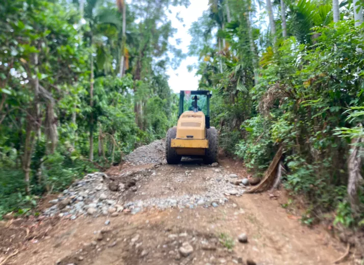 Alat Berat Terus Beroperasi, Satgas TMMD Ke-129 Kodim 0102/Pidie Kebut Pengerasan dan Pelebaran Jalan Pertanian