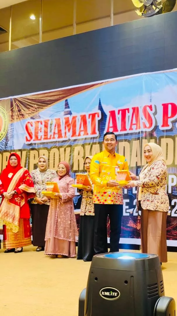 Ketua LPPMI Pelalawan Hj. Neno Fitria Raih Penghargaan Bergengsi, Harumkan Nama Daerah hingga Kancah Nasional 