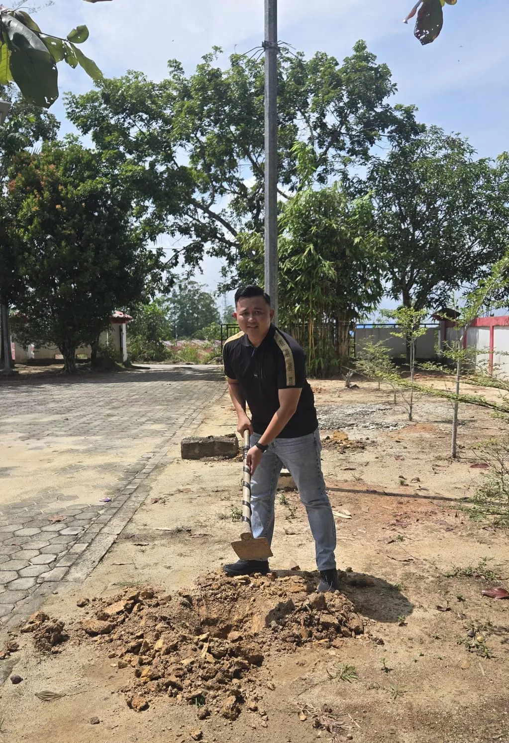 Dukung Program Pelalawan Sejuk, Lurah Kerinci Barat Turun Langsung Tanam Aren