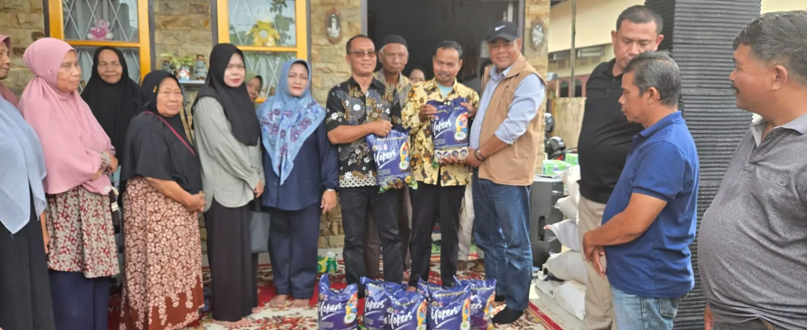 Senator Abdul Hamid Bersama Bulog Salurkan 49 Ton Beras dan Ribuan Liter Minyak Goreng untuk Warga Miskin di Binawidya