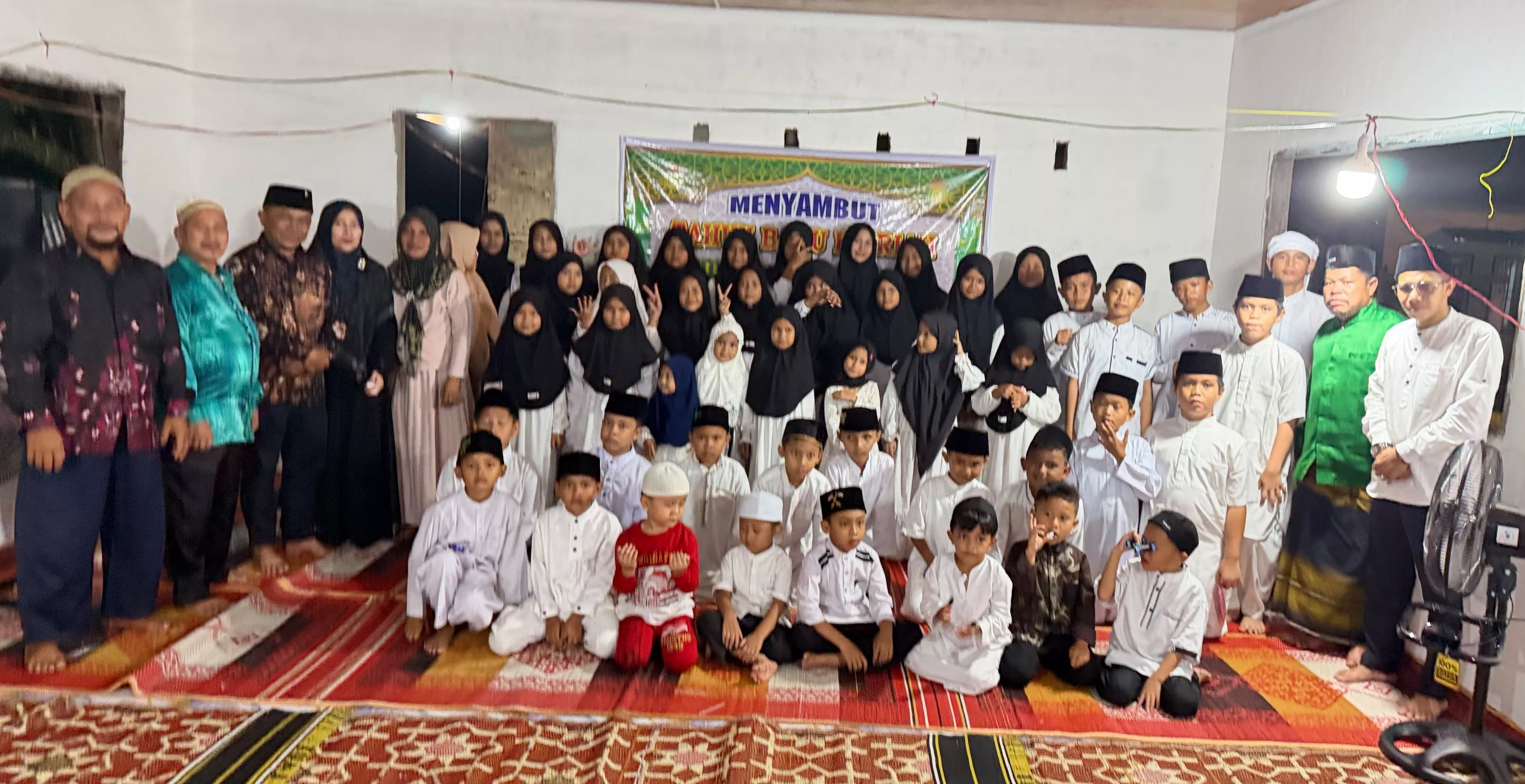 Ketua Komisi III DPRD Pelalawan H. Saniman Bantu Rumah Qur'an di Sekijang
