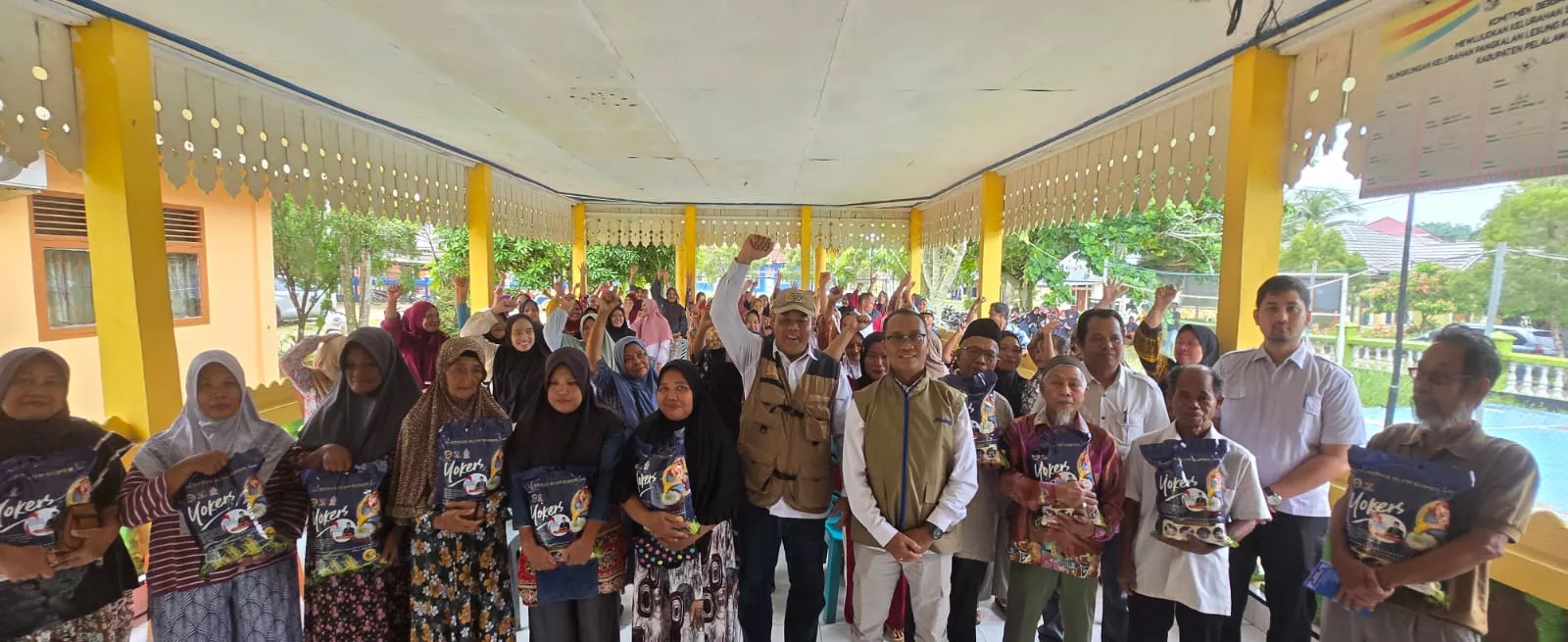 Abdul Hamid Salurkan Bantuan Beras 3,2 Ton untuk 640 Warga Riau