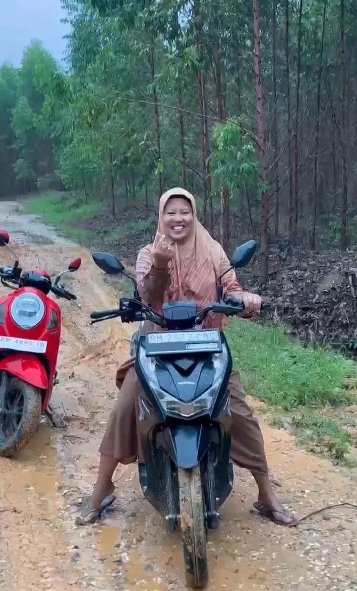 Perjuangan di Tengah Lumpur: Kisah Guru Eci Suriani dan Siswa Desa Keriung Menjemput Mimpi