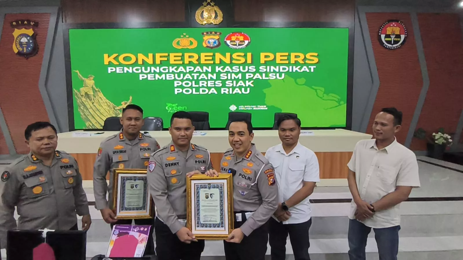 Ungkap Jaringan 500 SIM Palsu, Kapolres Siak dan Dua Kasat Dapat Penghargaan