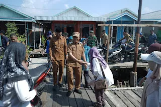Tinjau Lokasi Abrasi di Tanah Merah, Bupati Inhil Salurkan Bantuan dan Siapkan Langkah Penanganan Jangka Panjang