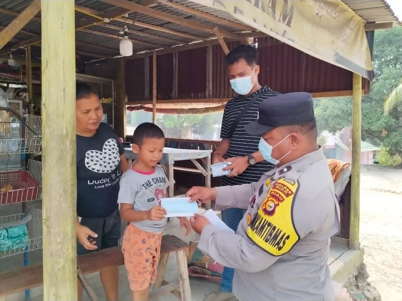 Antisipasi ISPA akibat Asap, Polres Siak dan Jajaran Turun ke Jalan Bagikan Ribuan Masker