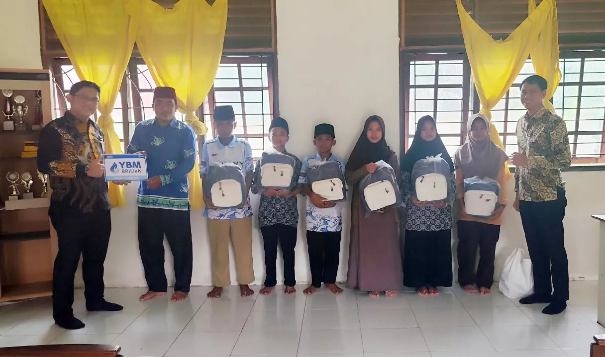 BRI Peduli, Pinca Mochamad Fajar Lestari Salurkan Bantuan Sembako dan Alat Tulis untuk Anak Yatim Assidiqiyah
