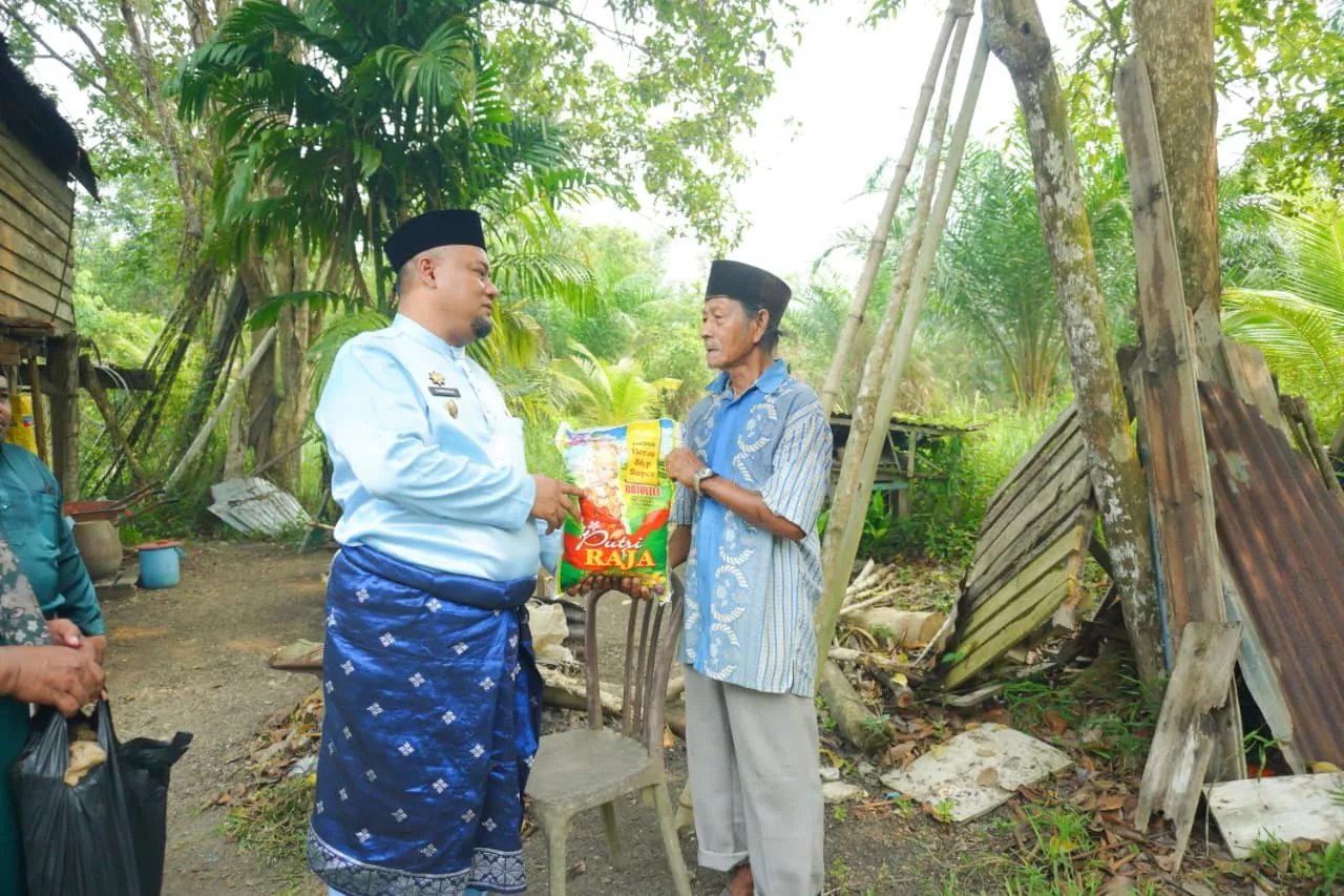 Keliling Empat Kampung, Wabup Syamsurizal Serahkan Bantuan untuk Lansia dan Disabilitas di Sungai Apit
