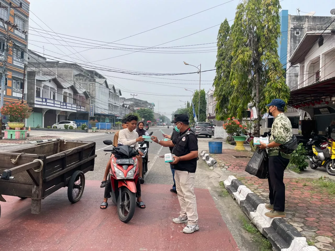 Cegah Dampak Kabut Asap, Puskesmas Dan PWI  Bengkalis Bagikan Ratusan Masker Gratis