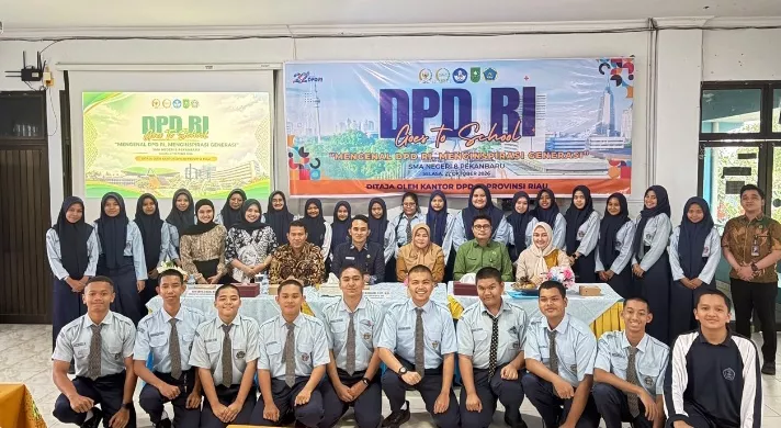 SMAN 8 Pekanbaru Terima Giat DPD RI Goes To School
