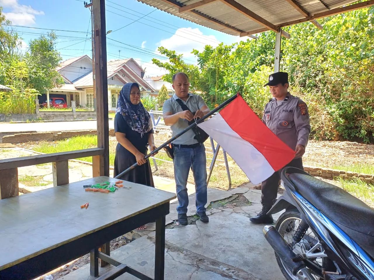 Polsek Siak Bagikan Bendera Merah Putih kepada Masyarakat dalam Giat Cipta Kondisi