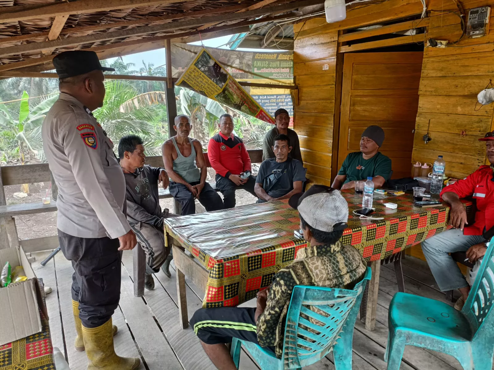 Cegah Karhutla, Bhabinkamtibmas Polsek Gaung Gencar Patroli dan Bagikan Maklumat Kapolda Riau