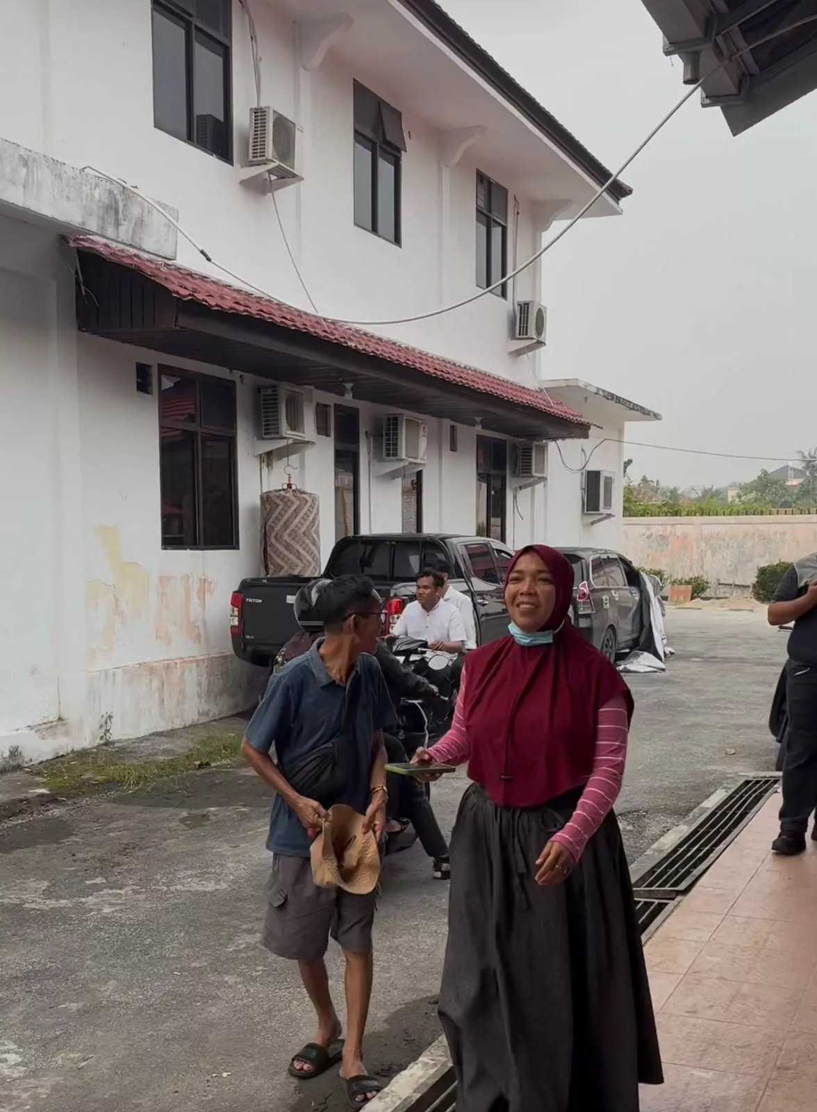 Disebut Sakit dan Berstatus Tahanan Kota, Terdakwa TPPO Pasutri Datang Ambil Dua Mobil di Kejari Bengkalis