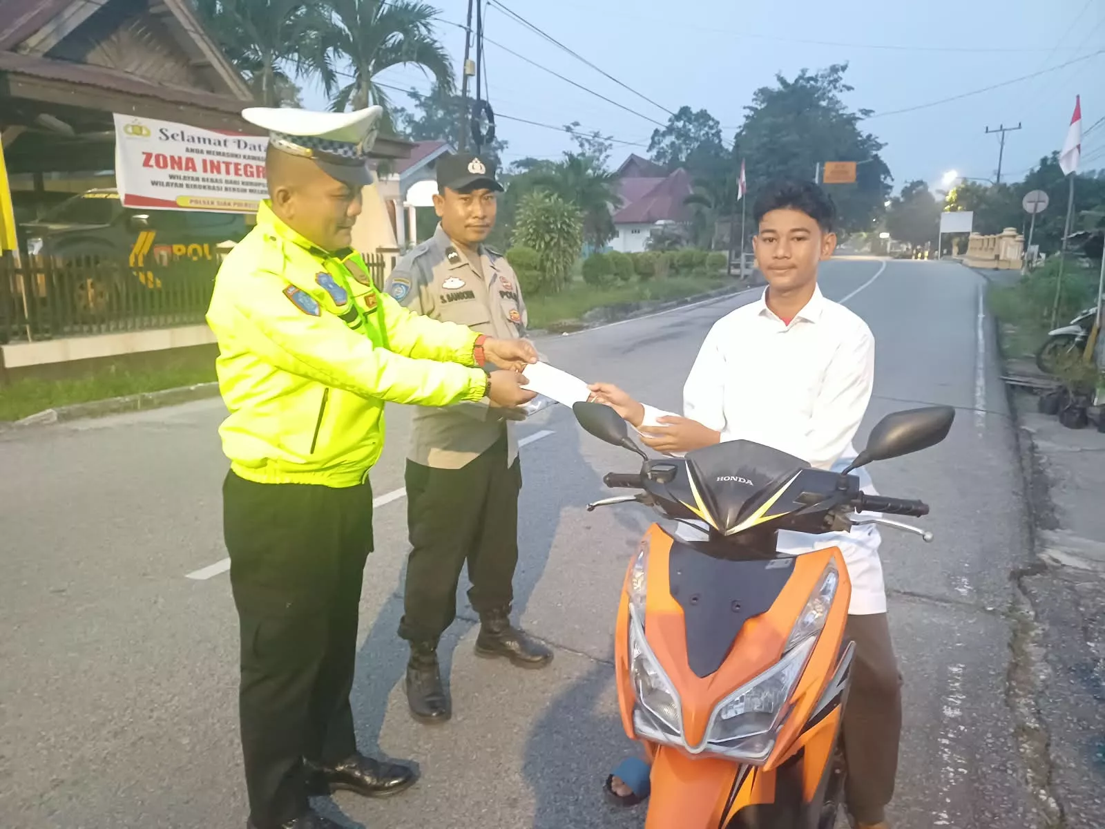 Cegah Gangguan Pernapasan, Polsek Siak Bagikan Masker Gratis kepada Masyarakat