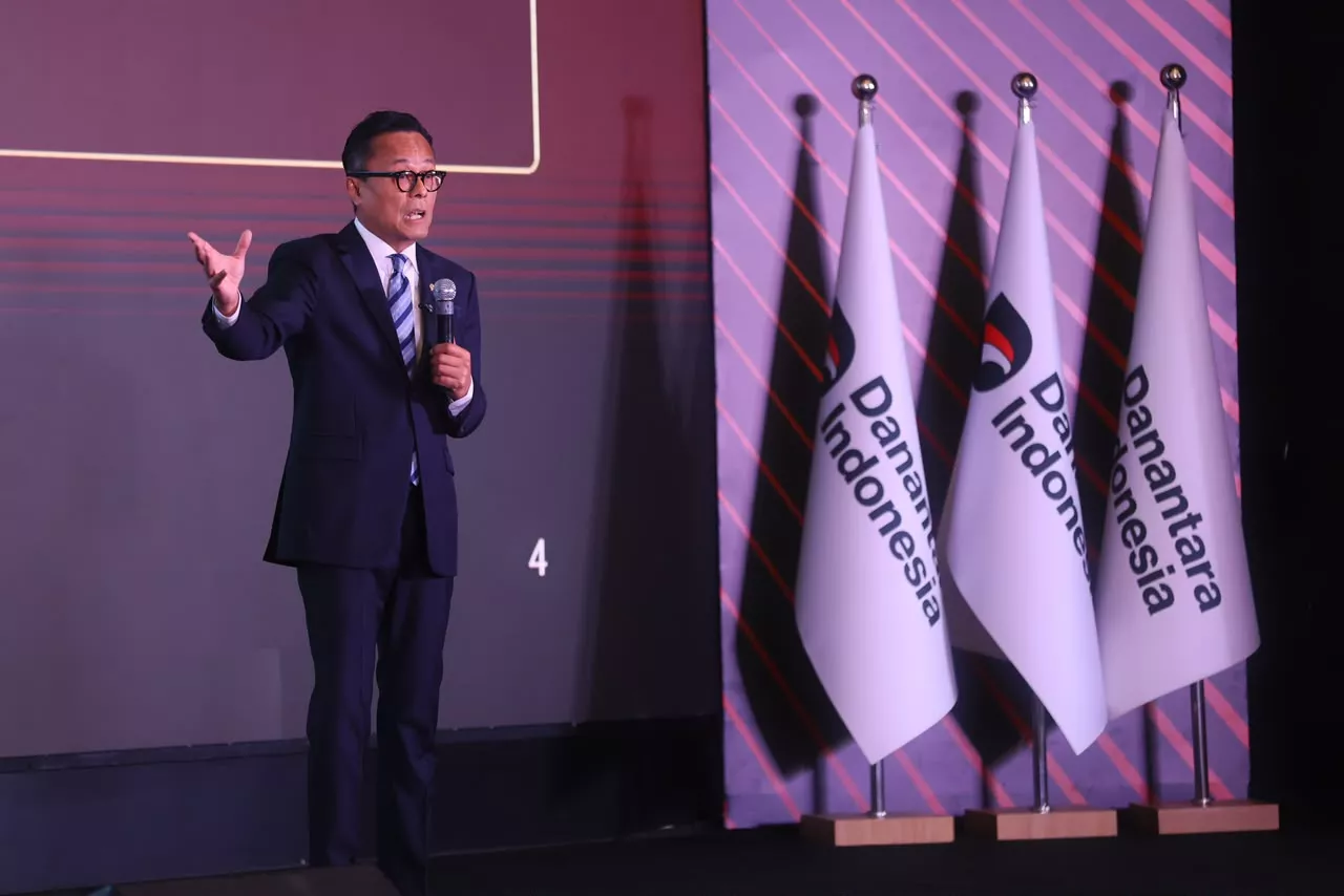 Transformasi Berorientasi Pelanggan, PLN Raih Sector Champion dan Runner Up BUMN Layanan Terbaik Danantara Indonesia CX100 Award 2026