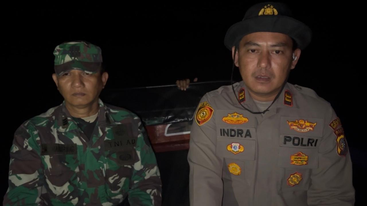 Bangkai Paus 8 Meter Terdampar di Pantai Bakau Indragiri Hilir