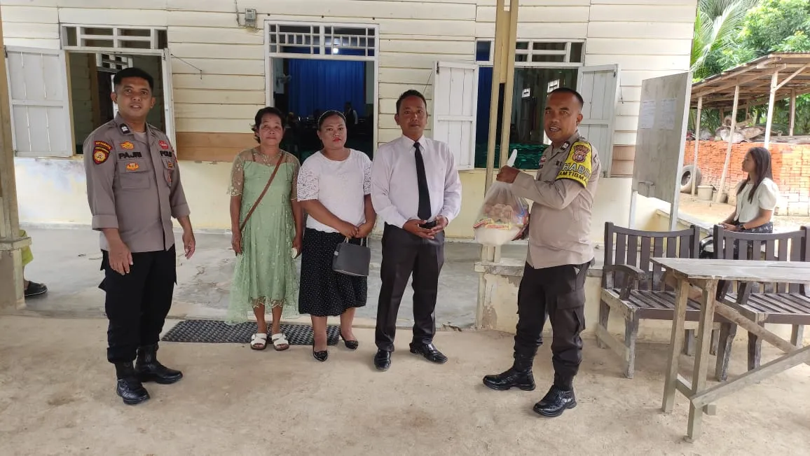 Minggu Kasih di Desa Jake, Polsek Kuantan Tengah Tampung Aspirasi dan Salurkan Bantuan untuk Jemaat yang membutuhkan