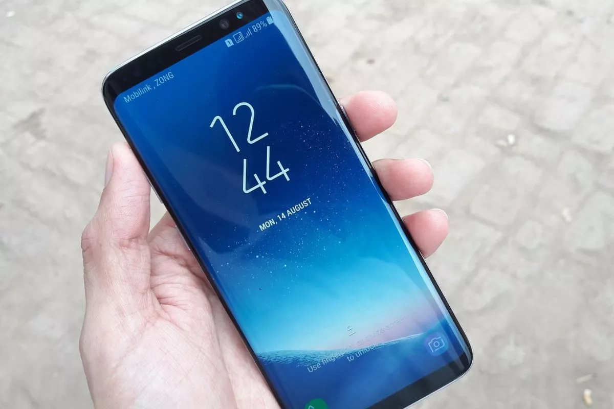 Awas Ketipu! Ini Perbedaan Layar AMOLED dan LCD, Mana yang Awet?