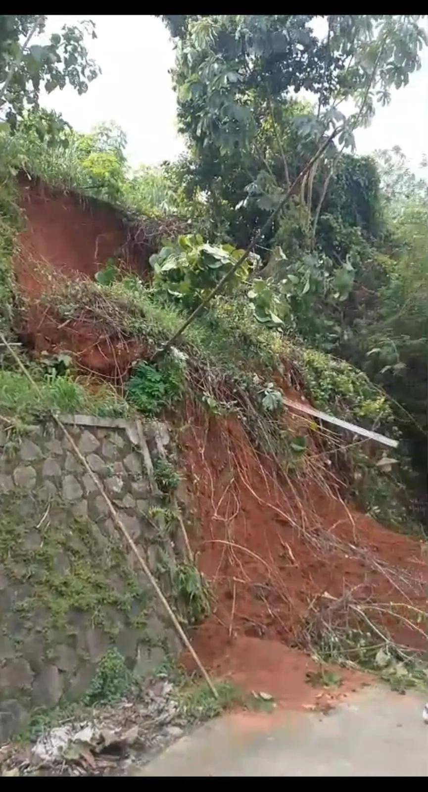 Akibat Curah Hujan Yang Cukup Tinggi, Longsor Terjadi di Cinangka Sawangan Depok