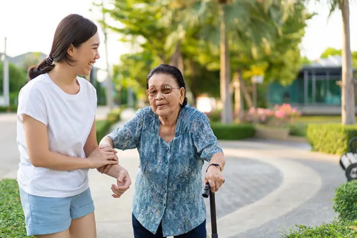 Cara Merawat Lansia Osteoporosis dan Menjaga Kepadatan Tulang 