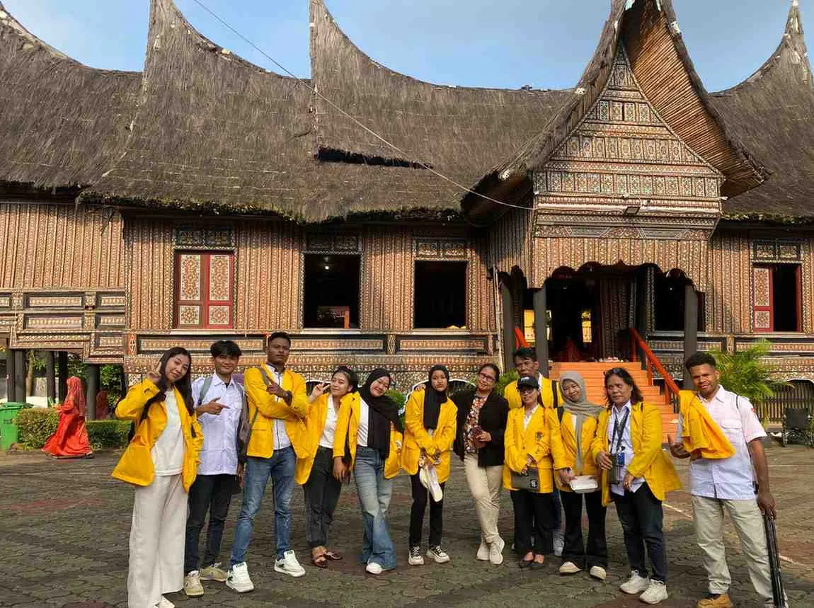 Mahasiswa Hukum Universitas Mpu Tantular Bedah Hukum Adat di Anjungan Bali TMII