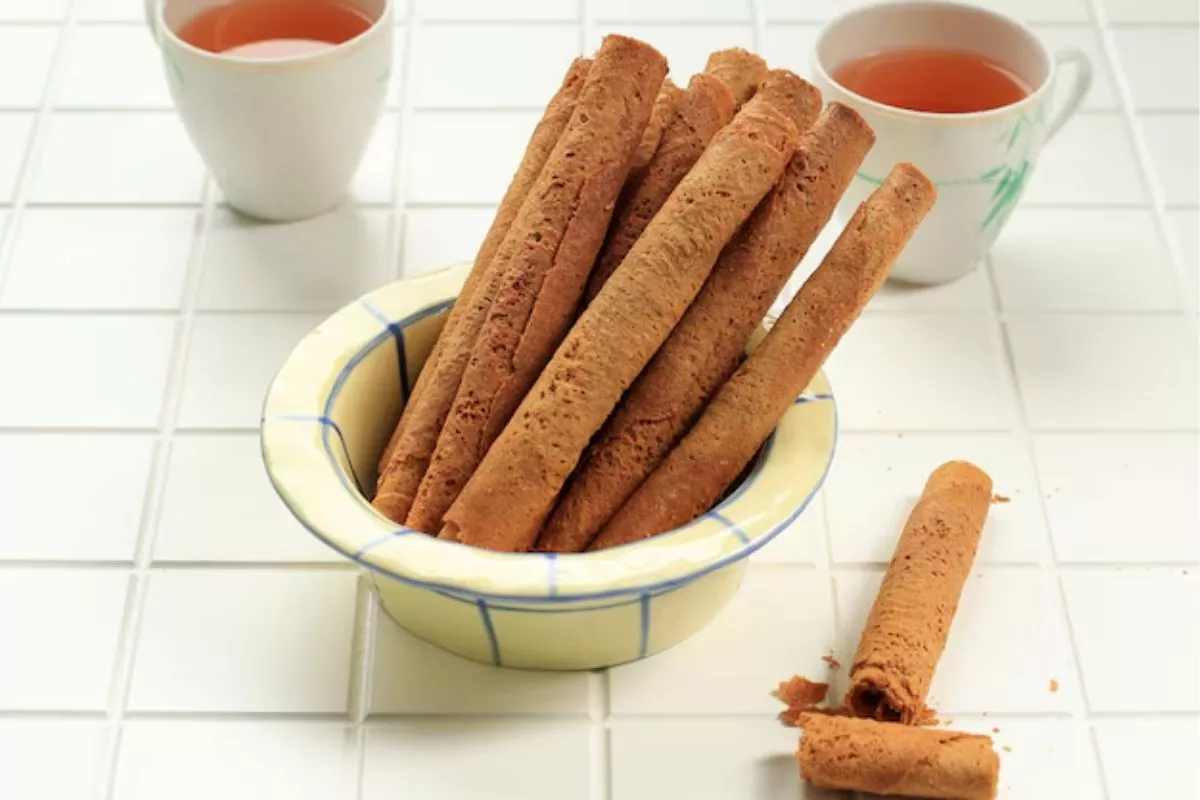 Cara Menggulung Kue Semprong dengan Cepat Sebelum Mengeras di Rumah